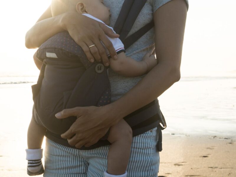 Porteo en verano: consejos para viajar con tu peque de forma cómoda y segura